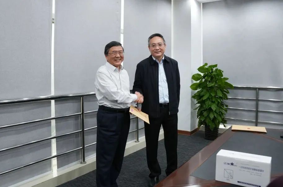 奉賢區(qū)人大常委會黨組書記、主任張培榮一行蒞臨上海山美股份開展“優(yōu)環(huán)境、穩(wěn)經(jīng)濟”大走訪大調(diào)研